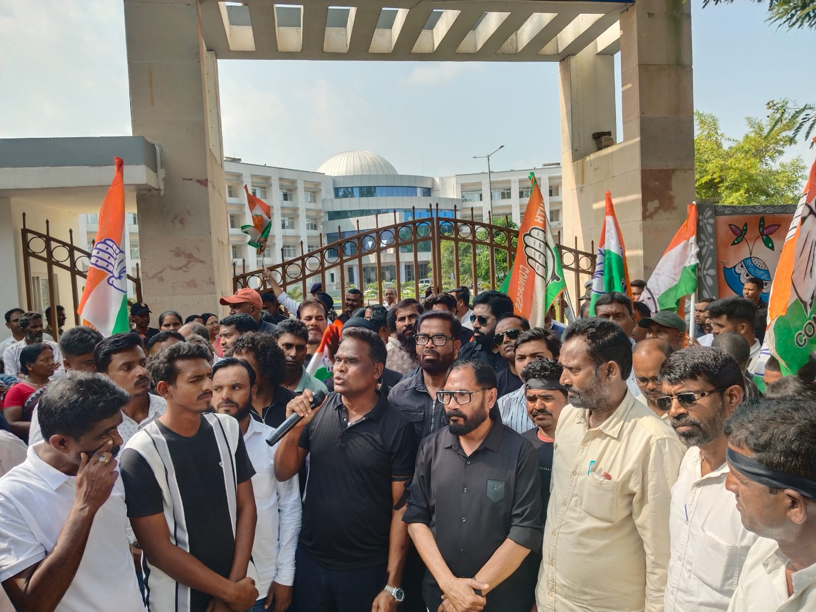 लोहरदगा में मुख्य चुनाव आयुक्त ज्ञानेश कुमार के इस्तीफे की मांग को लेकर कांग्रेस का प्रदर्शन, जिलाध्यक्ष के नेतृत्व में मनाया गया काला दिवस 6 WhatsApp Image 2026 10 10 at 5.39.13 PM