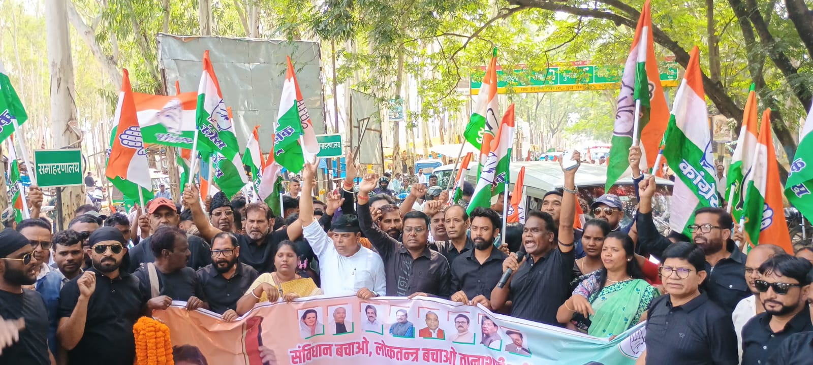 लोहरदगा में मुख्य चुनाव आयुक्त ज्ञानेश कुमार के इस्तीफे की मांग को लेकर कांग्रेस का प्रदर्शन, जिलाध्यक्ष के नेतृत्व में मनाया गया काला दिवस 5 WhatsApp Image 2026 10 10 at 5.39.15 PM