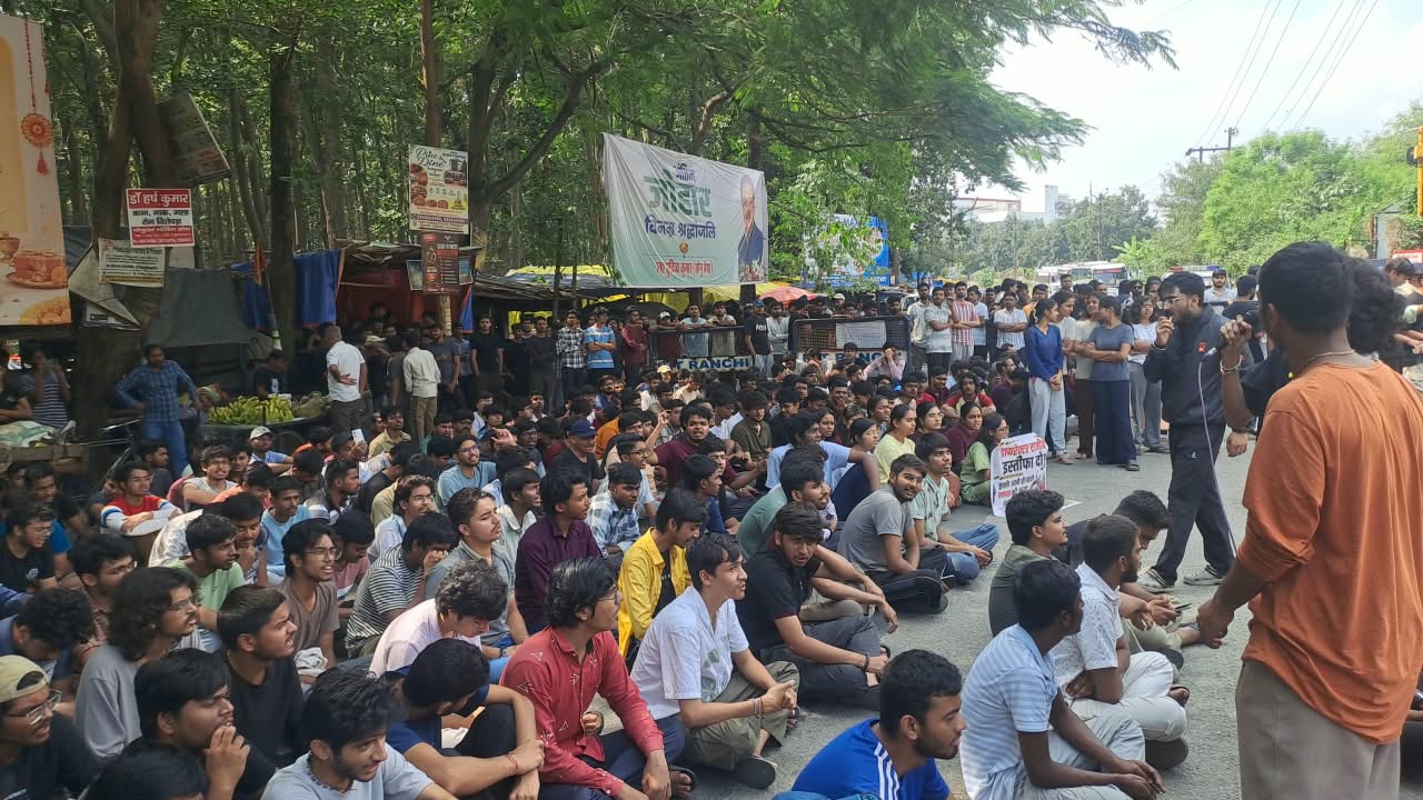 IIIT रांची में छात्र की मौत के बाद दूसरे दिन भी हंगामा, निदेशक के इस्तीफे पर अड़े विद्यार्थी