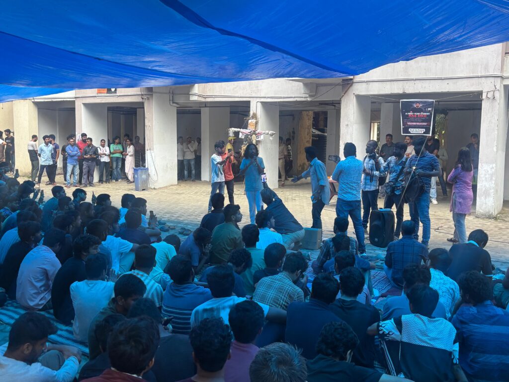 IIIT रांची में छात्र की मौत पर तीसरे दिन भी आंदोलन, निदेशक के इस्तीफे की मांग, देवेंद्र नाथ महतो ने भी कैंपस पहुंचकर दिया छात्रों को समर्थन