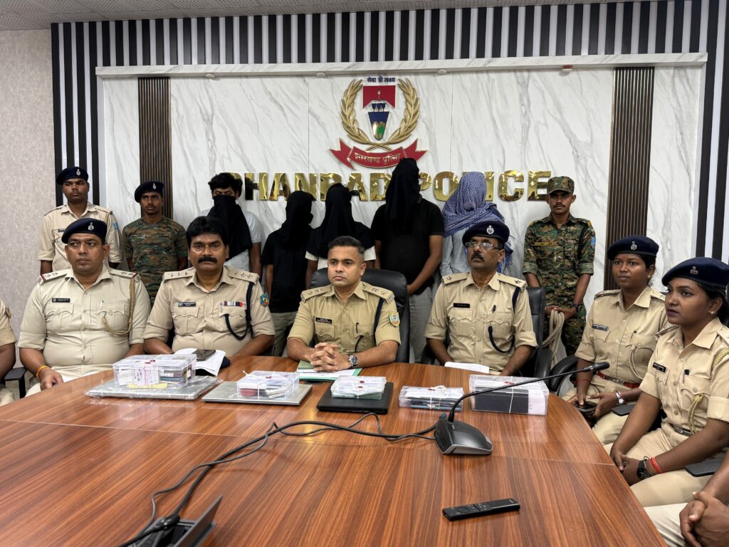 धनबाद में साइबर अपराधियों के ठिकानों पर छापेमारी, 5 गिरफ्तार, 4 आईफोन समेत 20 मोबाइल, 16 ATM कार्ड और 23 बैंक पासबुक बरामद