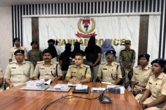 धनबाद में साइबर अपराधियों के ठिकानों पर छापेमारी, 5 गिरफ्तार, 4 आईफोन समेत 20 मोबाइल, 16 ATM कार्ड और 23 बैंक पासबुक बरामद