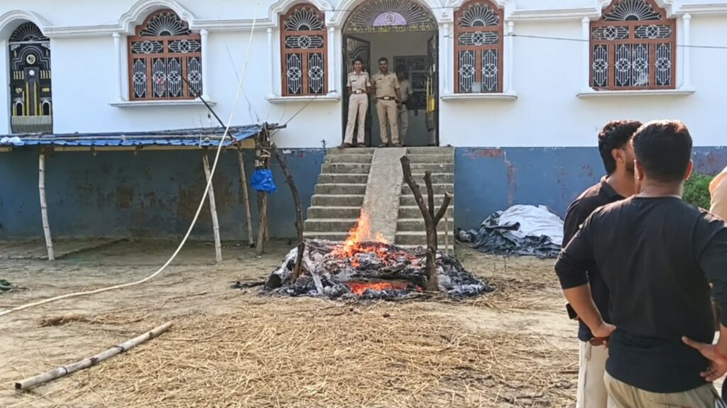 गोपालगंज के थावे में लापता युवती का शव मिलने पर भड़के लोग, आरोपितों के घर के सामने जलाया शव, गांव में तनाव का माहौल