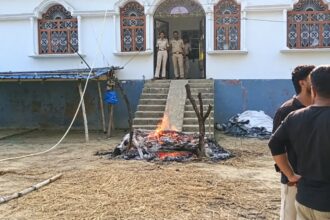 गोपालगंज के थावे में लापता युवती का शव मिलने पर भड़के लोग, आरोपितों के घर के सामने जलाया शव, गांव में तनाव का माहौल
