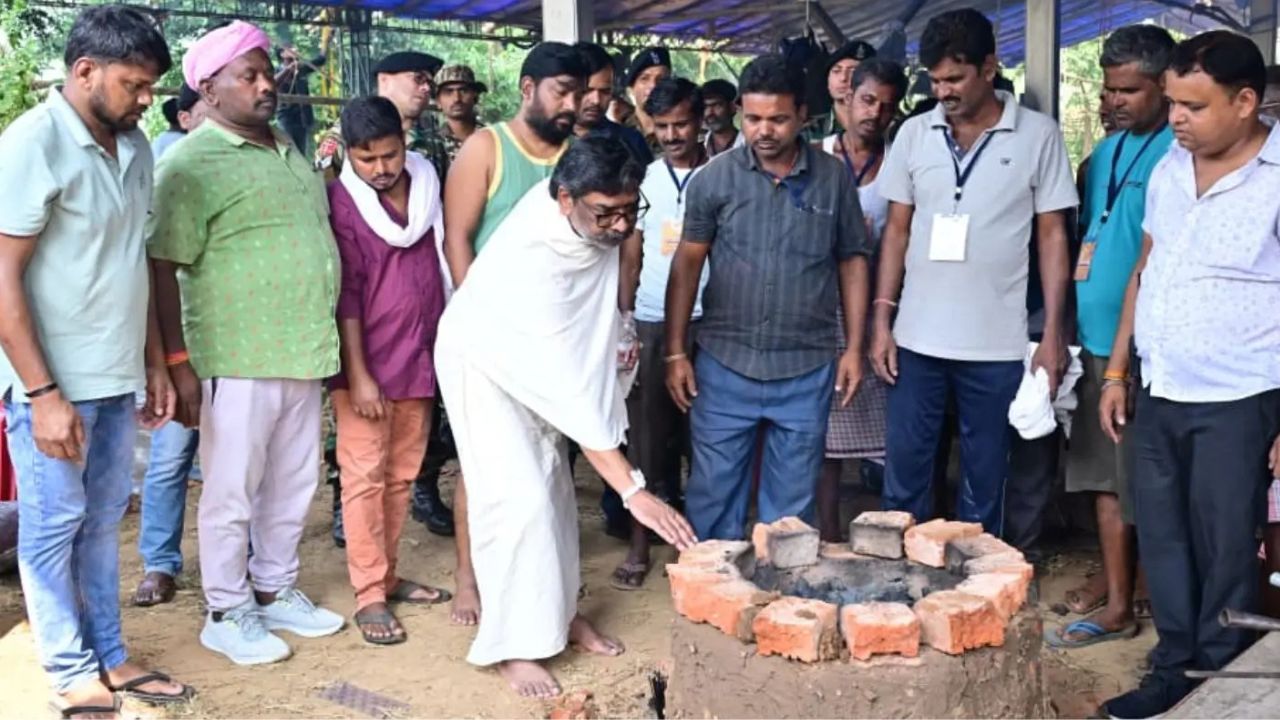 मुख्यमंत्री हेमंत सोरेन ने मां के श्राद्धकर्म को लेकर चूल्हा पूजा कर भोजन बनाने की शुरूआत की, 6 साल के अनूप बेसरा को उपचार के लिए दिया 10 लाख का अनुदान 1 WhatsApp Image 2026 10 15 at 5.51.47 PM