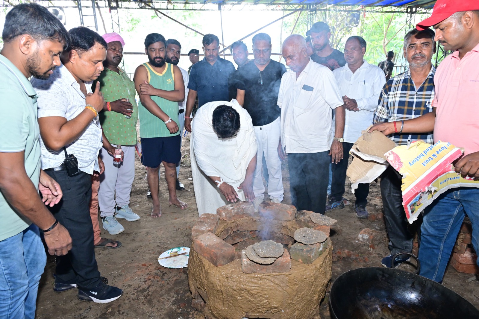 मुख्यमंत्री हेमंत सोरेन ने मां के श्राद्धकर्म को लेकर चूल्हा पूजा कर भोजन बनाने की शुरूआत की, 6 साल के अनूप बेसरा को उपचार के लिए दिया 10 लाख का अनुदान 2 WhatsApp Image 2026 10 15 at 5.51.58 PM