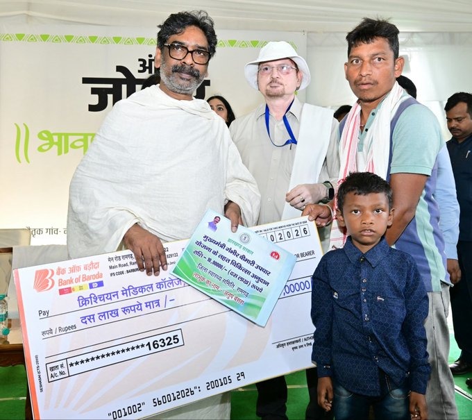 मुख्यमंत्री हेमंत सोरेन ने मां के श्राद्धकर्म को लेकर चूल्हा पूजा कर भोजन बनाने की शुरूआत की, 6 साल के अनूप बेसरा को उपचार के लिए दिया 10 लाख का अनुदान 3 WhatsApp Image 2026 10 15 at 7.12.49 PM