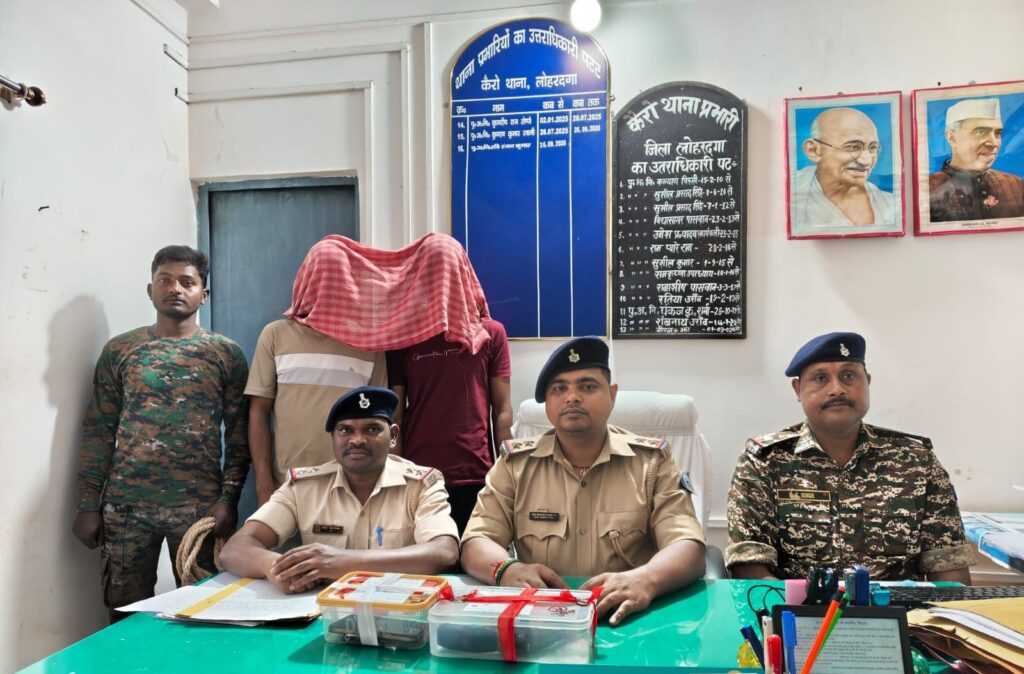 लोहरदगा के कैरो में दो ट्रिगर वाले कट्टे के साथ तीन पकड़े गए, नाबालिग की कमर से मिला हथियार