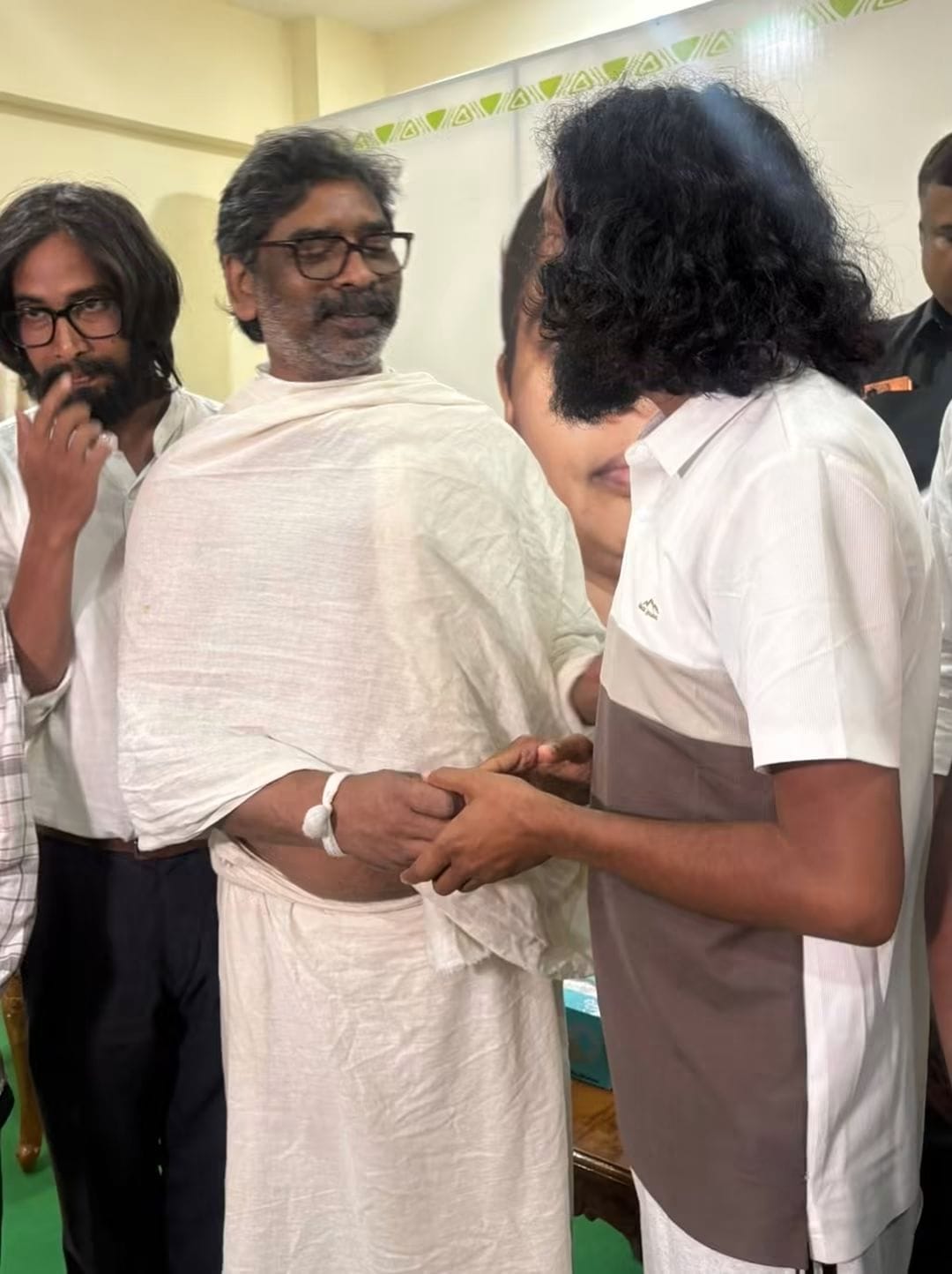 नेमरा में हेमंत सोरेन और कल्पना सोरेन ने सादगी से जीता दिल, पारंपरिक रीति-रिवाजों से कर रहे है मां रूपी सोरेन का श्राद्धकर्म 4 WhatsApp Image 2026 10 16 at 7.30.02 PM