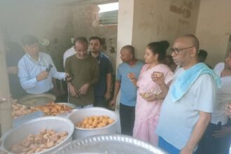 मुख्यमंत्री हेमंत सोरेन ने सड़क निर्माण कार्य का लिया जायजा, कल्पना सोरेन के साथ बैठकर चाय-पकौड़ा का लिया मजा