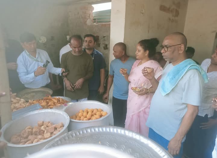 मुख्यमंत्री हेमंत सोरेन ने सड़क निर्माण कार्य का लिया जायजा, कल्पना सोरेन के साथ बैठकर चाय-पकौड़ा का लिया मजा