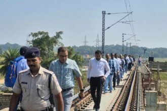 लोहरदगा रेलवे स्टेशन का DRM ने किया निरीक्षण, टिकट काउंटर बंद होने पर जताई नाराजगी, धरमजयगढ़-गुमला-लोहरदगा रेललाइन को बताया प्राथमिकता