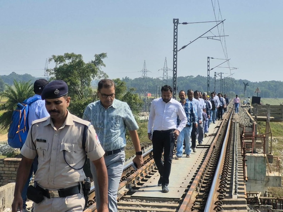 लोहरदगा रेलवे स्टेशन का DRM ने किया निरीक्षण, टिकट काउंटर बंद होने पर जताई नाराजगी, धरमजयगढ़-गुमला-लोहरदगा रेललाइन को बताया प्राथमिकता