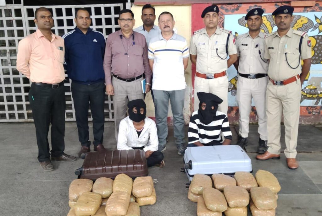 रांची रेलवे स्टेशन पर 14 लाख का 27 किलो गांजा के साथ दो तस्कर गिरफ्तार, ट्रॉली बैग में छिपाकर ले जा रहे थे
