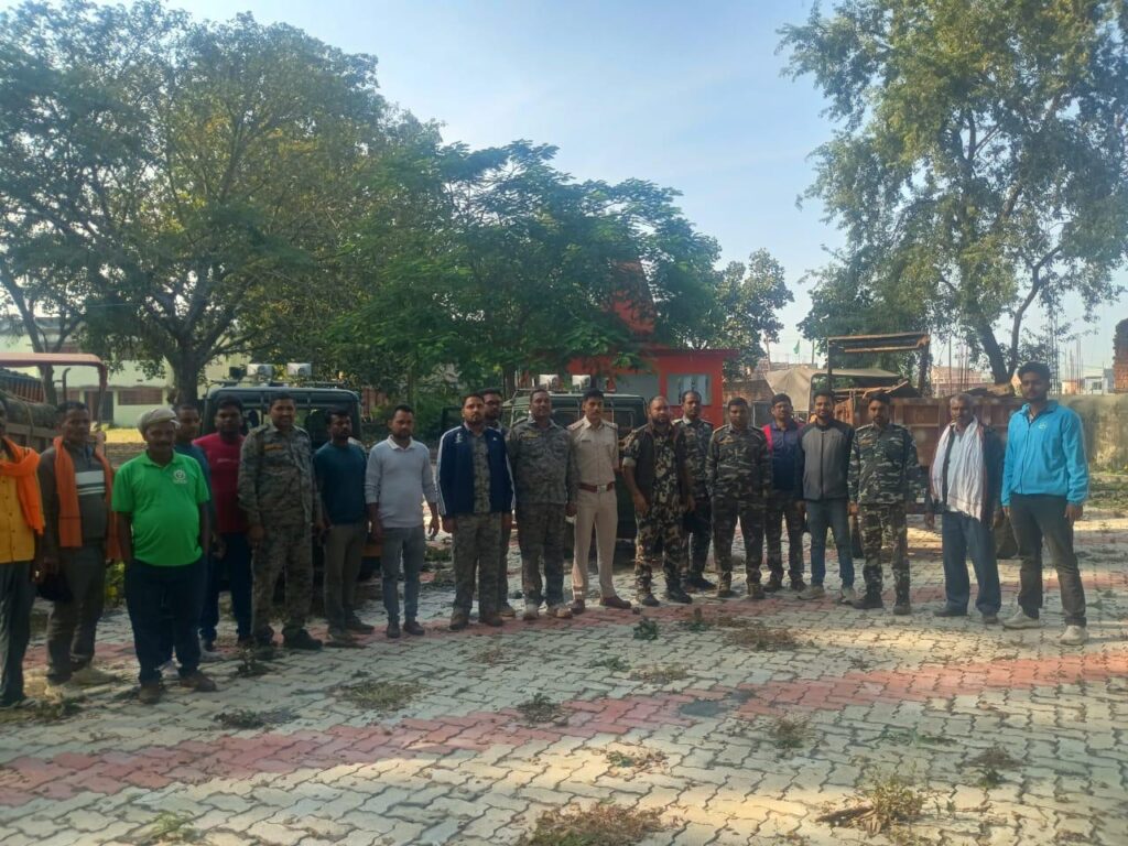 हजारीबाग में अवैध आरा मिल पर वन विभाग की छापेमारी, मशीन समेत लकड़ी जब्त