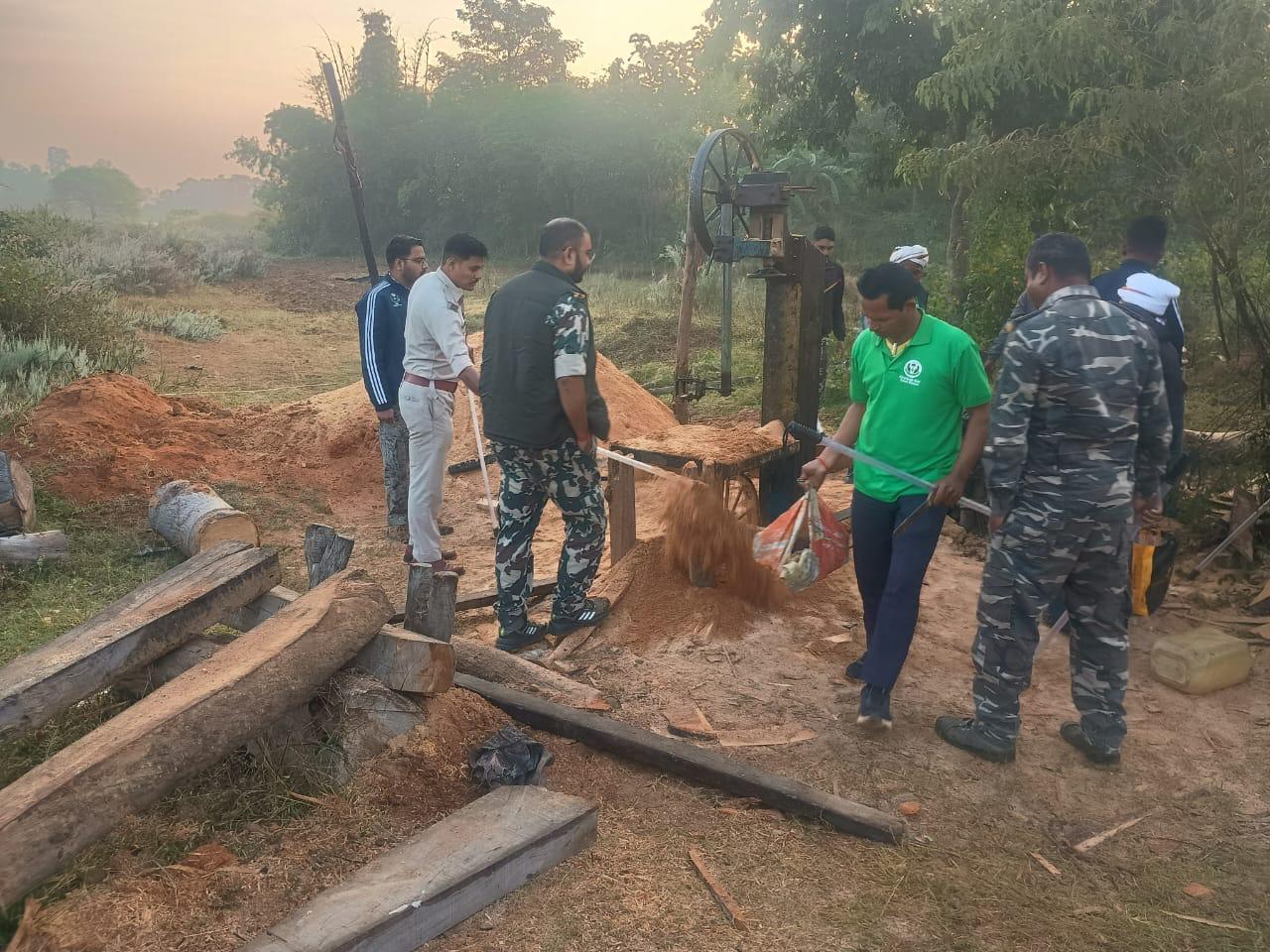हजारीबाग में अवैध आरा मिल पर वन विभाग की छापेमारी, मशीन समेत लकड़ी जब्त 1 WhatsApp Image 2026 10 26 at 2.02.26 PM
