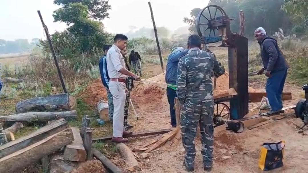 हजारीबाग में अवैध आरा मिल पर वन विभाग की छापेमारी, मशीन समेत लकड़ी जब्त 2 WhatsApp Image 2026 10 26 at 2.02.30 PM