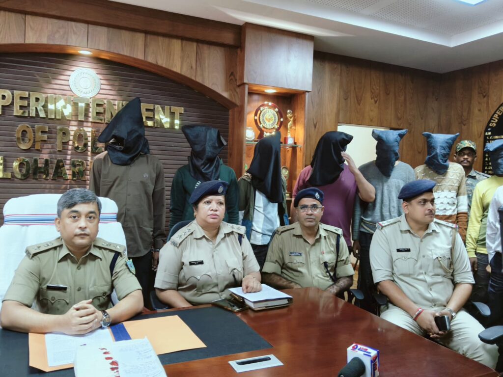 लोहरदगा में नशे के अवैध कारोबार पर बड़ी कार्रवाई, कुडू पुलिस ने ब्राउन शुगर के साथ आठ को किया गिरफ्तार, कार-बाइक और मोबाइल जब्त