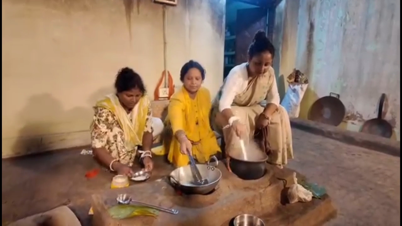 नेमरा में हेमंत सोरेन और कल्पना सोरेन ने सादगी से जीता दिल, पारंपरिक रीति-रिवाजों से कर रहे है मां रूपी सोरेन का श्राद्धकर्म 2 jh ram 01 cm nemra jh10008 16102026141121 1610f 1792140081 362