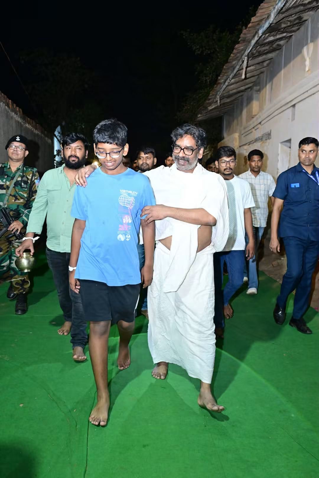 नेमरा में हेमंत सोरेन और कल्पना सोरेन ने सादगी से जीता दिल, पारंपरिक रीति-रिवाजों से कर रहे है मां रूपी सोरेन का श्राद्धकर्म 3 jh ram 01 cm nemra jh10008 16102026141121 1610f 1792140081 404