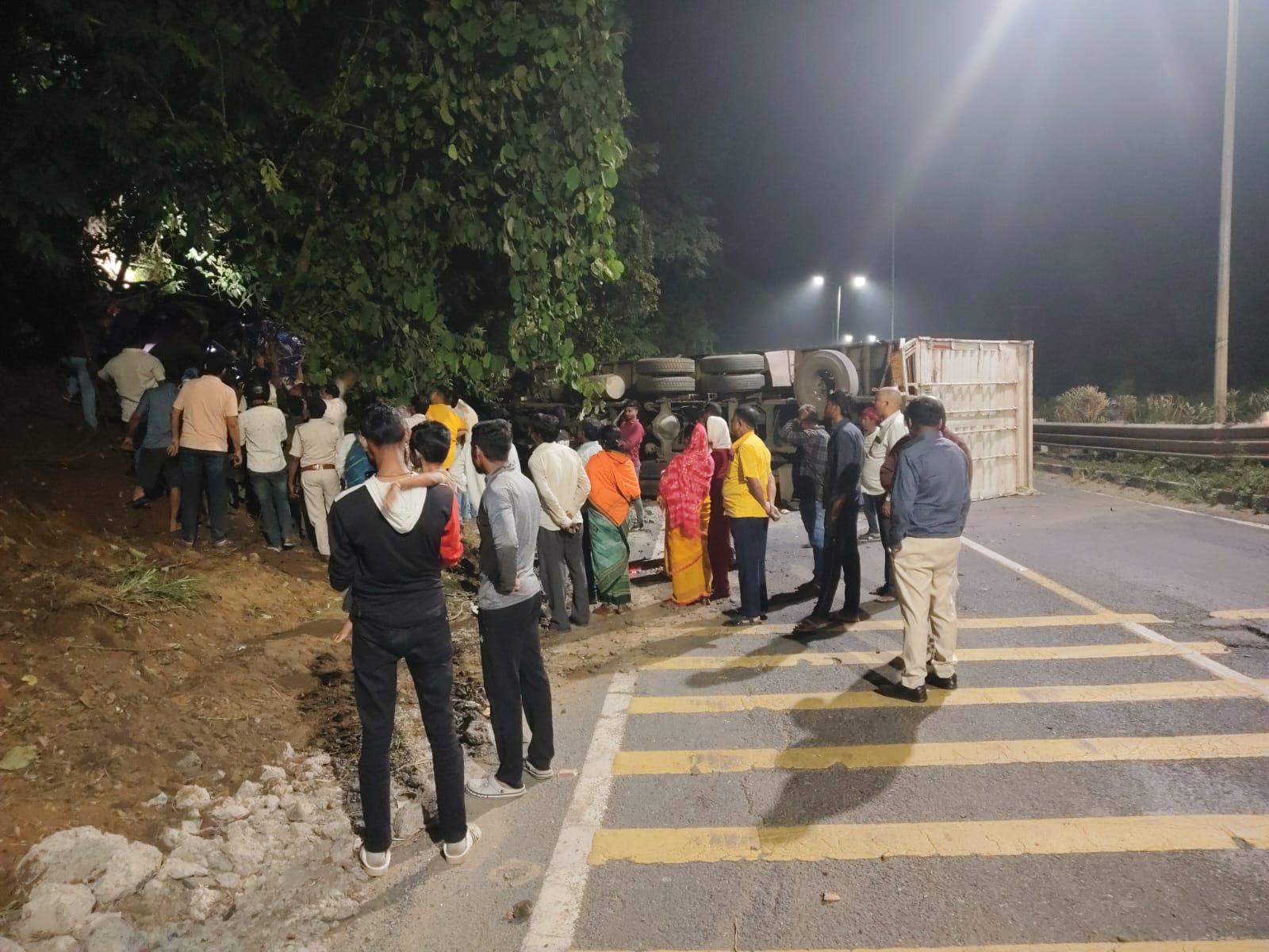 रामगढ़ के चुटूपाली घाटी में भीषण सड़क हादसाः कंटेनर में दबी कार, एक महिला समेत दो की मौत 1 jh ram 05 accident 2 death jh10008 12102026000256 1210f 1791743576 1008