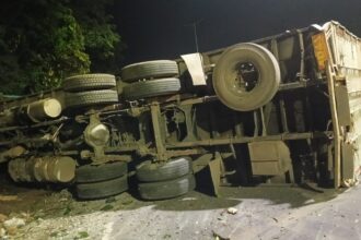 रामगढ़ के चुटूपाली घाटी में भीषण सड़क हादसाः कंटेनर में दबी कार, एक महिला समेत दो की मौत