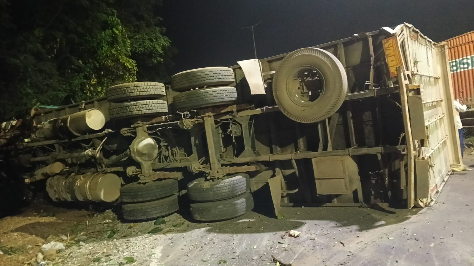 रामगढ़ के चुटूपाली घाटी में भीषण सड़क हादसाः कंटेनर में दबी कार, एक महिला समेत दो की मौत