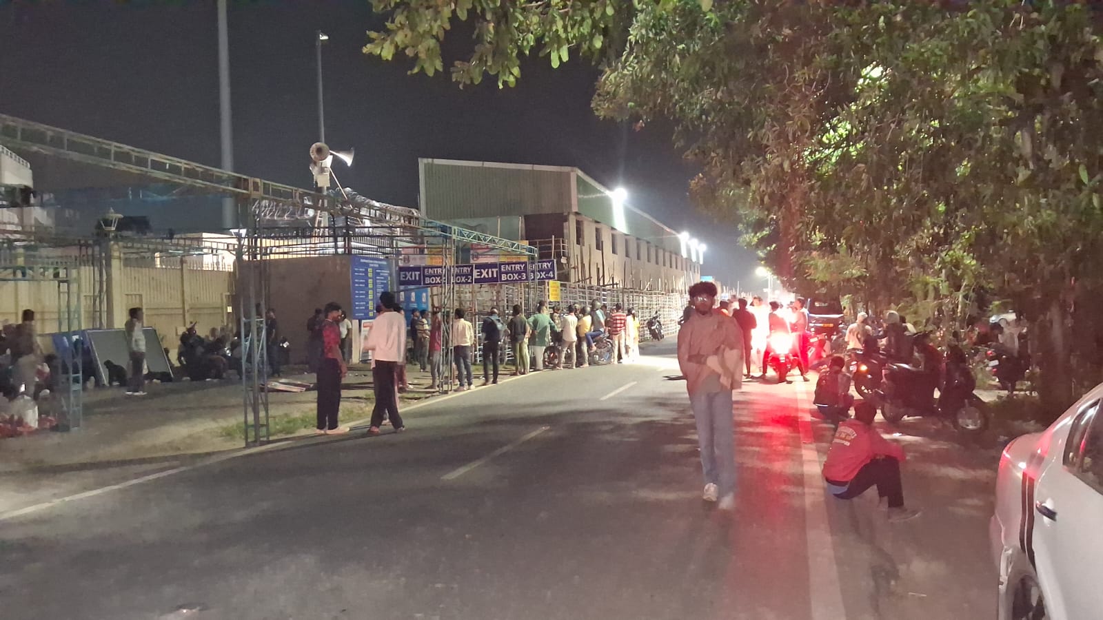 भारत-वेस्टइंडीज टी-20 मैचः आज से टिकट की बिक्री, रविवार रात को लग गये थे लाइन में, पुलिस ने हटाया 1 jh ran 06 jsca night img visual 7212717 04102026232655 0410f 1791136615 825