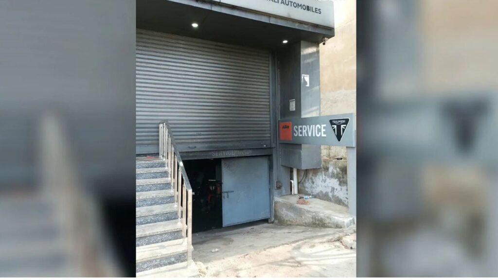 हजारीबाग के KTM शोरूम में भीषण आग, एक करोड़ के नुकसान की आशंका