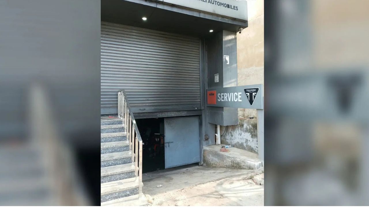 हजारीबाग के KTM शोरूम में भीषण आग, एक करोड़ के नुकसान की आशंका