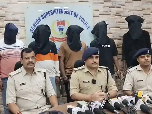 जमशेदपुर में 5 साइबर अपराधी गिरफ्तार, 102 ATM कार्ड और 67 सिम बरामद, ऑनलाइन गेमिंग की आड़ में चल रहा था बड़ा खेल