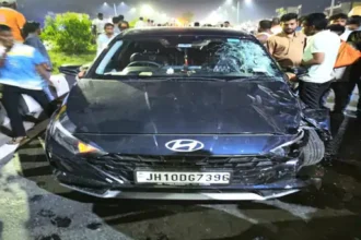 धनबाद में तेज रफ्तार कार ने बाइक को ठोका, मां की मौत, दो बेटे और भाई जख्मी, भीड़ ने ड्राइवर को पकड़कर पुलिस को सौंपा