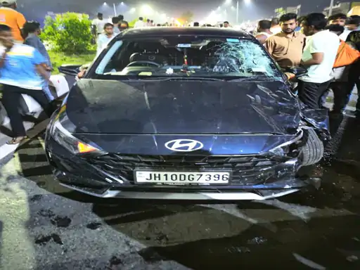 धनबाद में तेज रफ्तार कार ने बाइक को ठोका, मां की मौत, दो बेटे और भाई जख्मी, भीड़ ने ड्राइवर को पकड़कर पुलिस को सौंपा