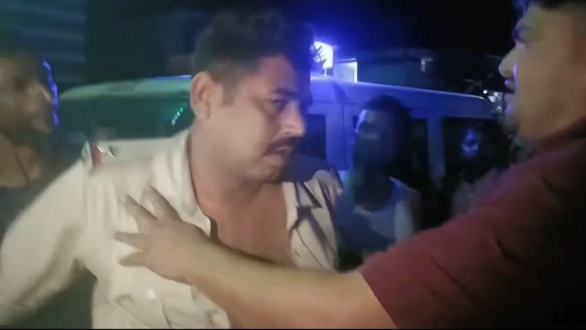 साहिबगंज में पुलिसकर्मी को खंभे में बांधकर पीटा, ASI पर नशे में हंगामा करने का आरोप, 59 पर FIR 1 sahibganj asi suspended alleged drunken ruckus villagers tie him pole thrash him 3