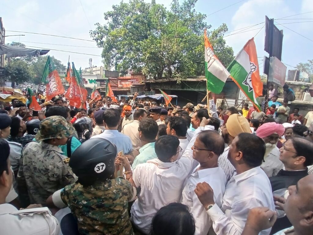 जमशेदपुर से भाजपा और कांग्रेस कार्यकर्ताओं में झड़प, पत्थरबाजी में दर्जन भर से अधिक घायल