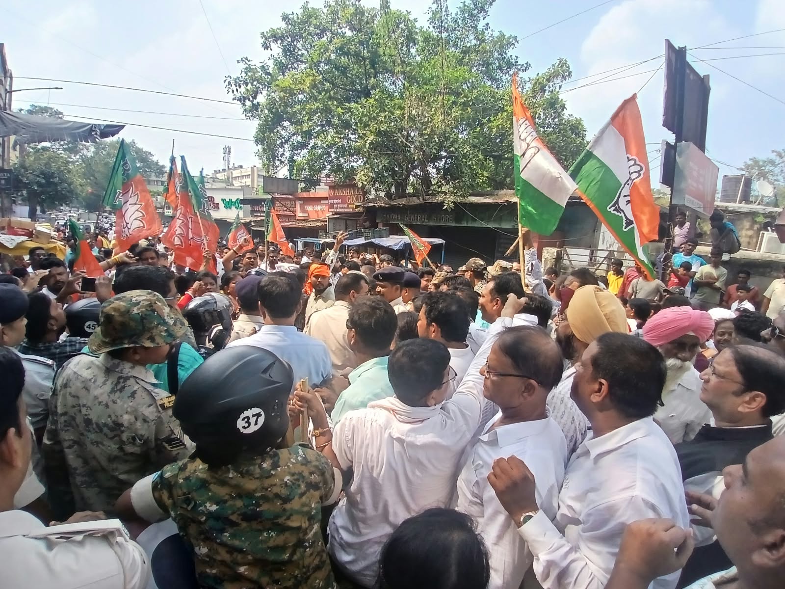 जमशेदपुर से भाजपा और कांग्रेस कार्यकर्ताओं में झड़प, पत्थरबाजी में दर्जन भर से अधिक घायल
