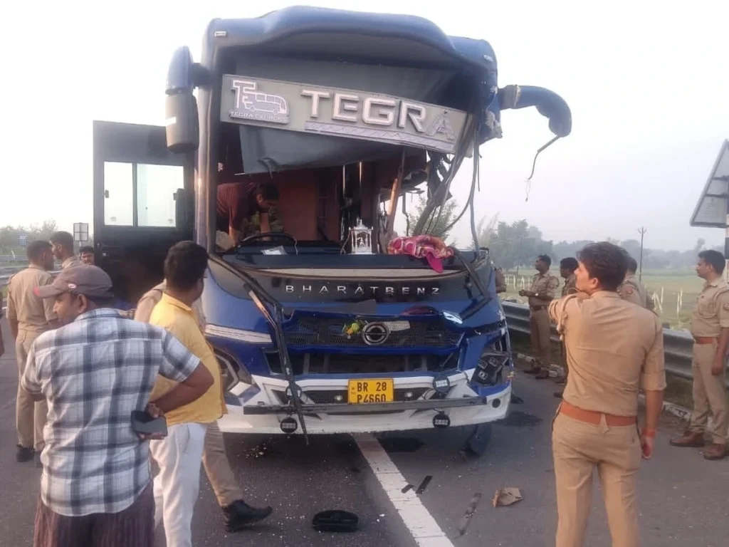 दिल्ली-दरभंगा AC बस ट्रेलर से टकराई, गोरखपुर लिंक एक्सप्रेसवे पर हादसा, 4 की मौत, तीन की हालत गंभीर