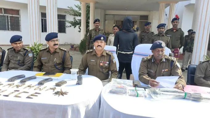 थानाप्रभारी पर गोली चलाने वाले नक्सली को पुलिस ने एके-47 के साथ किया गिरफ्तार 65 gadhwa giraftar