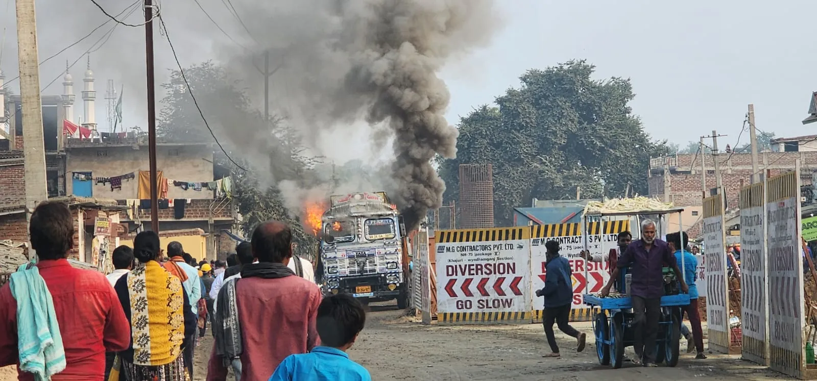 शार्ट सर्किट से ट्रक में लगी आग, ड्राइवर और खलासी ने ट्रक से कुदकर बचाई जान 61 gadhwa tracke