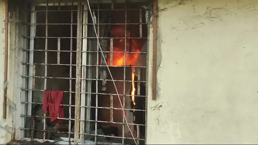 गढ़वा डीसी कार्यालय में कैसे लगी आग ? आग से जरुरी कागजात हुए खाक! 39 Fire in Garhwa DC office