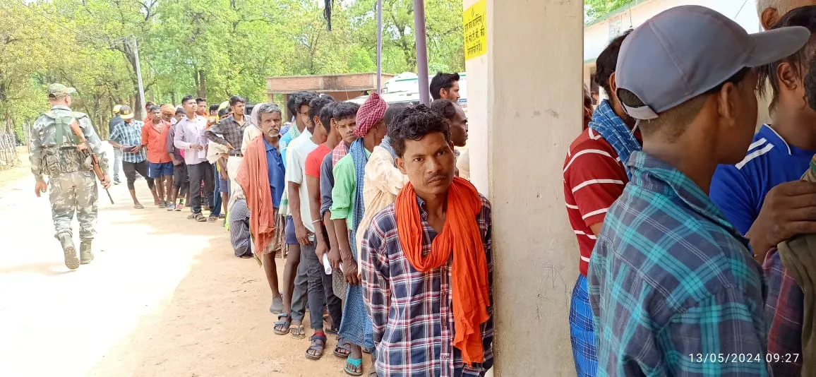 गढ़वा-बूढ़ा पहाड़ में आखिरी बार बैलेट बॉक्स में डाले गए थे वोट, माओवादियों से आजादी के बाद पहली बार ईवीएम में डाला अपना मत 19 Garwah