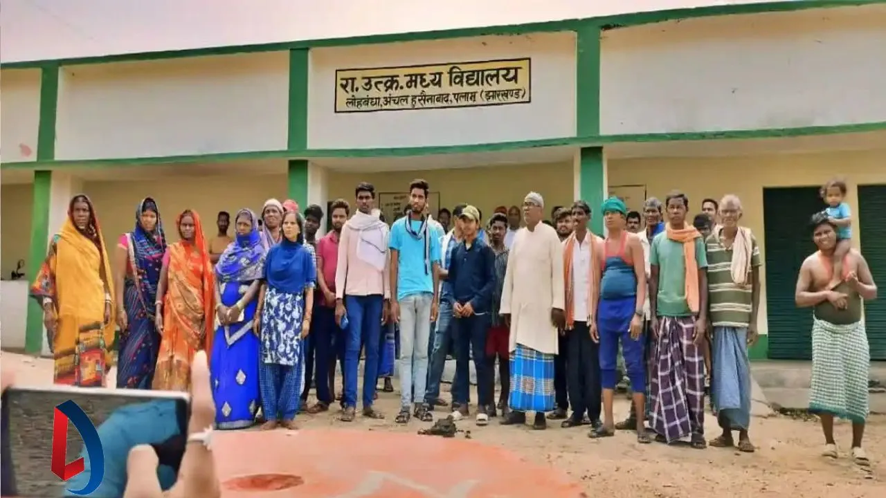 Palamu में वोटिंग से चार दिन पहले वोट बहिष्कार का एलान, बूथ बदलकर कर 12 किलोमीटर दूर किये जाने से ग्रामीण नाराज 27 Palamu में वोटिंग से चार दिन पहले वोट बष्किार का एलान, बूथ बदलकर कर 12 किलोमीटर दूर किये जाने से ग्रामीण नाराज