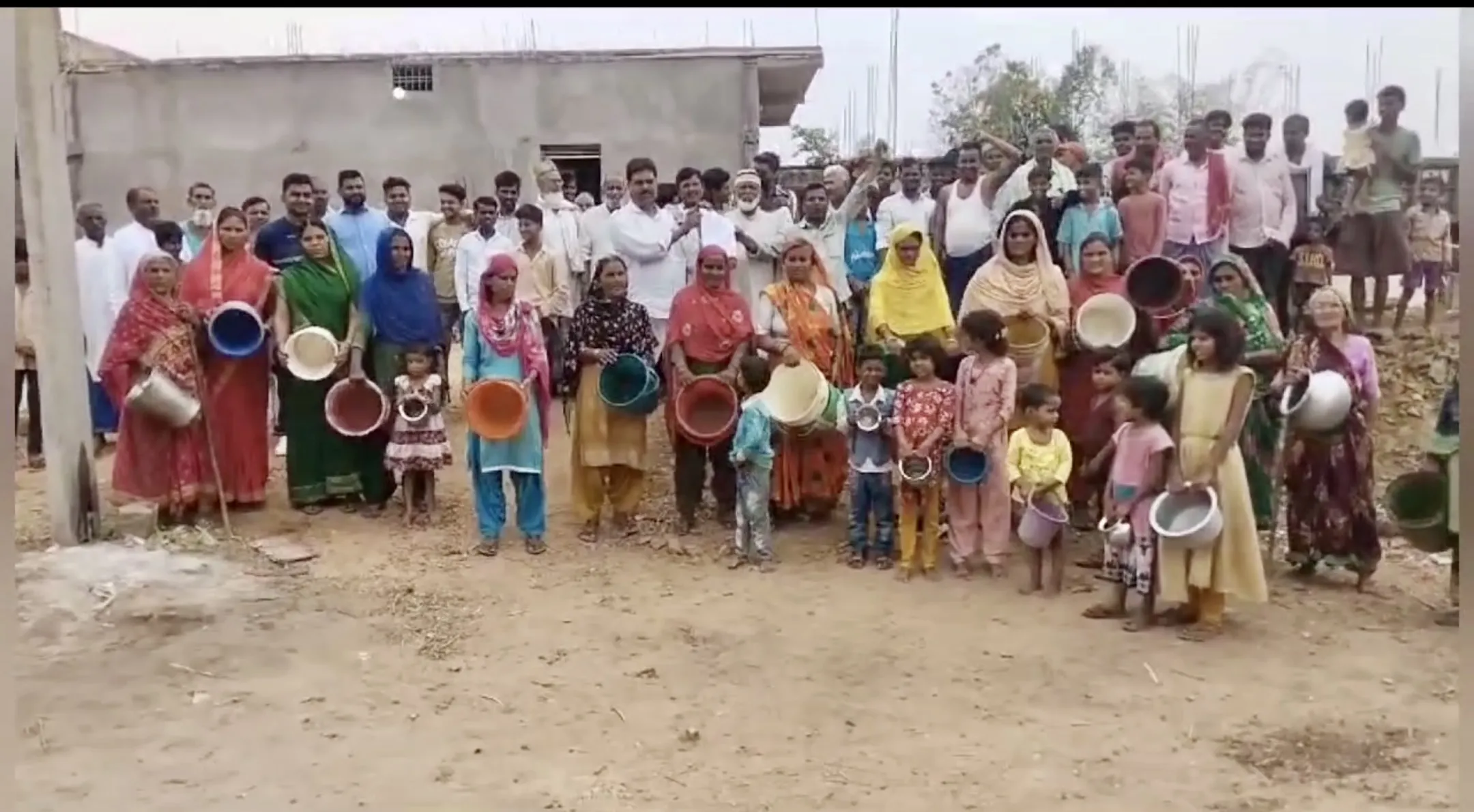 गढ़वा- जल संसाधन मंत्री के इलाके में जल संकट, सैकड़ों बाल्टी लेकर पहुंचे लोग ! दो पानी या बंद करो होल्डिंग टैक्स ! 7 Water crisis garhwa