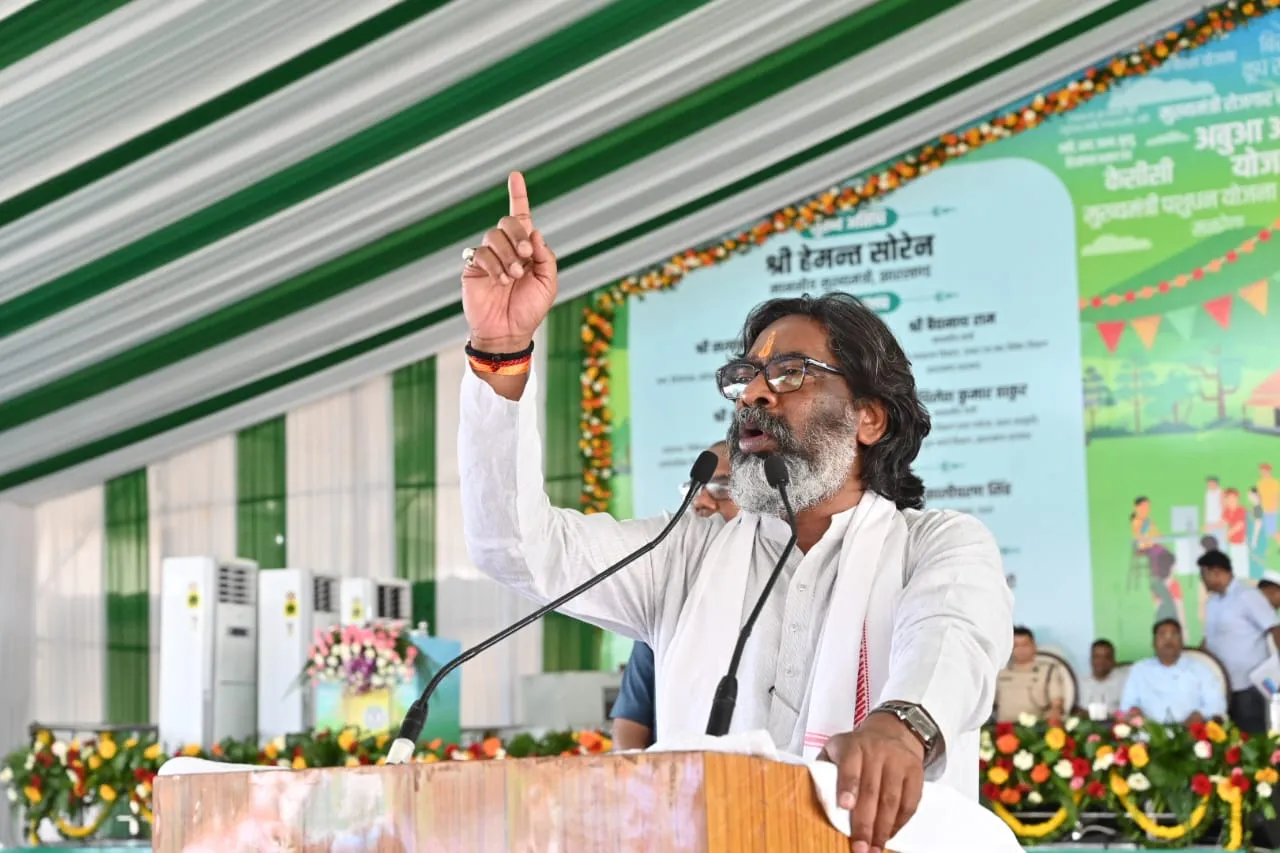 झारखंड में जितने लोग नहीं उतने लोग लेकर आएगी बीजेपी, गढ़वा में हेमंत ने किया अटैक, अमीर और गरीब के बीच है चुनाव 41 WhatsApp Image 2024 09 19 at 16.40.55