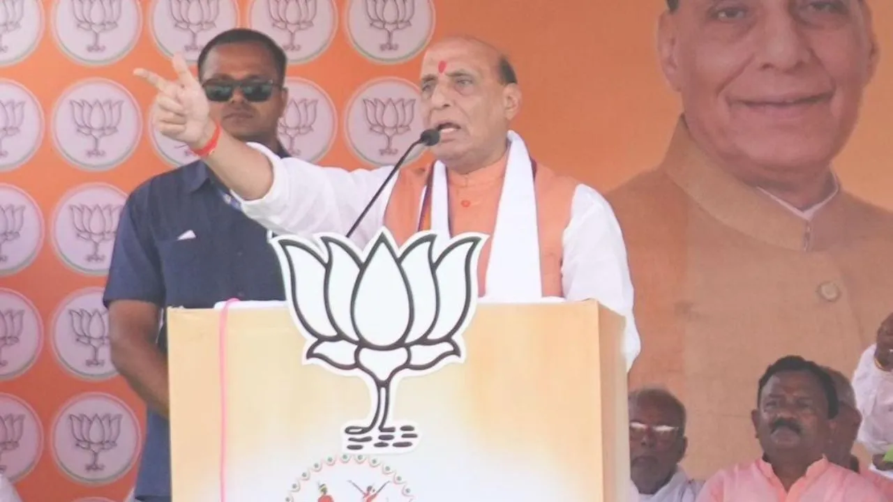 रक्षा मंत्री राजनाथ सिंह के हेलिकाप्टर का फ्यूल हुआ खत्म, SDO ऑफिस में घंटों इंतजार के बाद सड़क मार्ग से वाराणसी हुए रवाना 39 रक्षा मंत्री राजनाथ सिंह