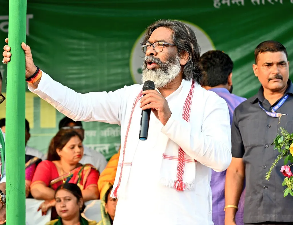 गढ़वा से हेमंत सोरेन ने किया चुनावी आगाज, दोबारा बनी सरकार तो महिलाओं को एक लाख देने का किया वादा 23 गढ़वा में हेमंत सोरेन की सभा