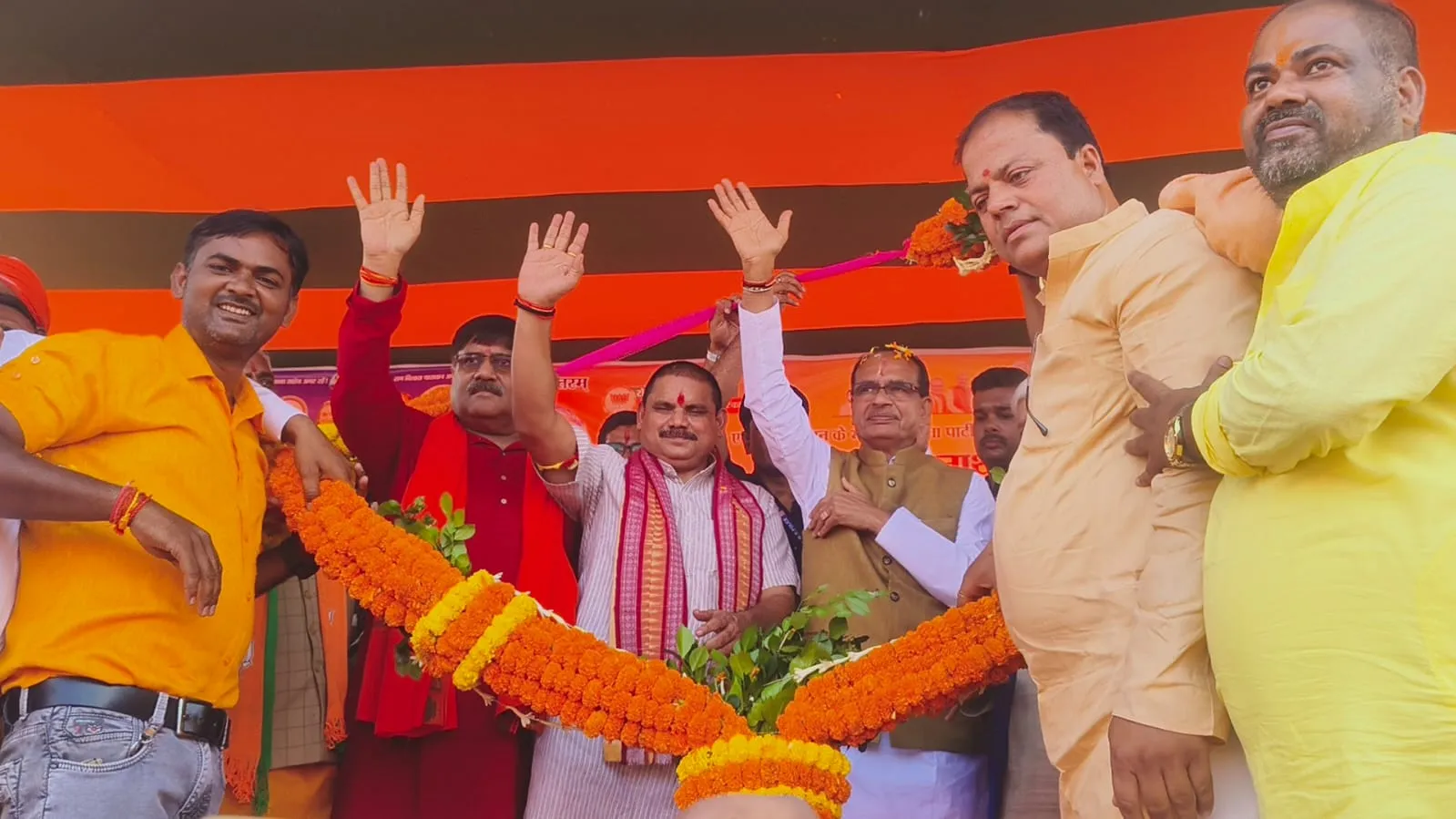 गढ़वा में शिवराज सिंह चौहान ने हेमंत सरकार पर लगाया भ्रष्टाचार का आरोप, बीजेपी प्रत्याशी सत्येंद्र तिवारी के नामांकन में हुए शामिल 21 Shivraj singh chauhan garwah