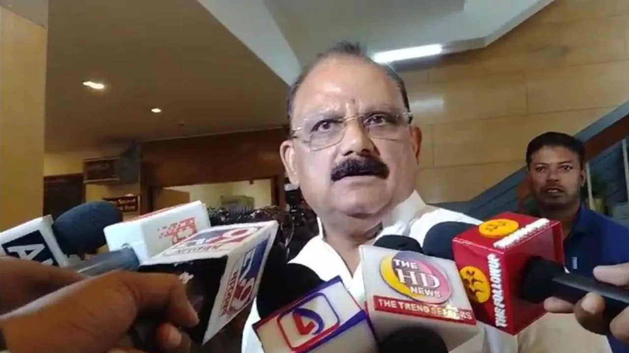 ED रेड पर बोले मिथिलेश ठाकुर, BJP में जाने का बनाया जा रहा है दवाब, मंत्री के गढ़वा स्थित आवास पर भी छापेमारी जारी 27 ED रेड पर बोले मिथिलेश ठाकुर, BJP में जाने का बनाया जा रहा है दवाब, मंत्री के गढ़वा स्थित आवास पर भी छापेमारी जारी